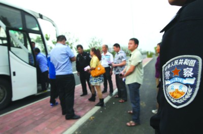 传销大巴挂假冒“交警通行证”被查(图)