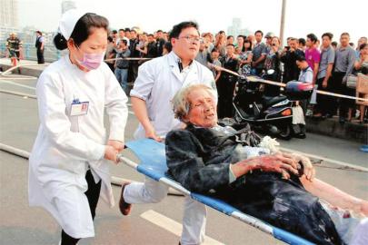 四川宜宾公交爆燃致1死77伤纵火者点燃布口袋(图)