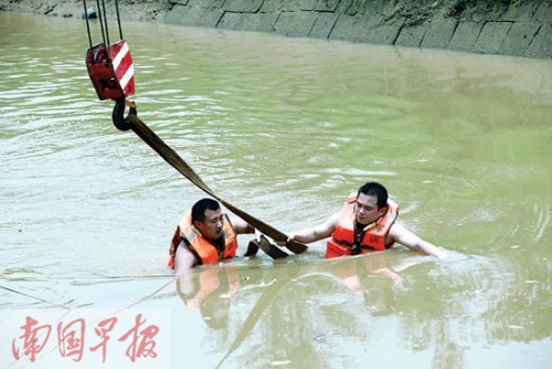 广西一无证三轮车载14人坠河3人遇难3人失踪(图)