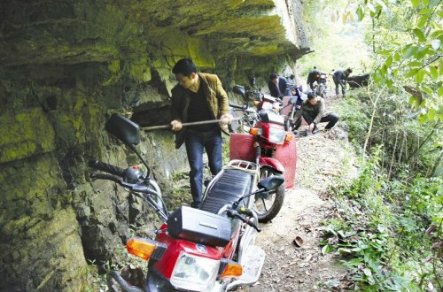 ����Ħ�����ֵܾ�����·Ϊɽ���������������ʣ�ͼ����2��