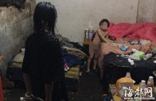 5岁男童被吸毒母亲反锁在家一年多只喝饮料为生(图)