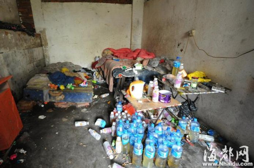 5岁男童被吸毒母亲反锁在家一年多只喝饮料为生(图)(2)