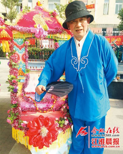 65岁老农耗时两个月用废材料自制旱船再现传统(图)