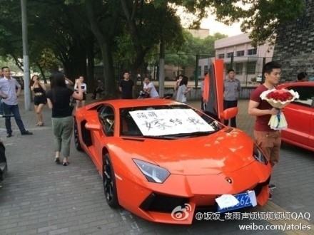 男子开豪车中学门前求婚:“高考结束嫁给我”(图)