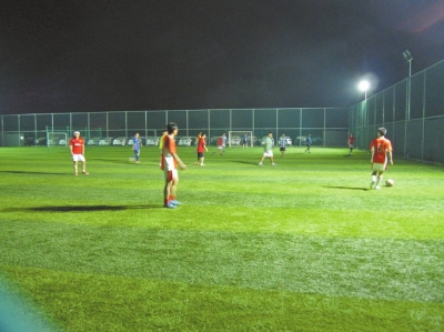 郑州仨球迷集资60万自建足球场只因场地难寻(图)