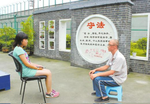 学生“带坏”老师四川一中学老师课前吸毒提神(图)