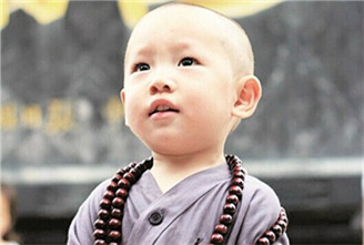 武汉归元寺最萌“小和尚”:妈妈网购衣服佛珠(图)