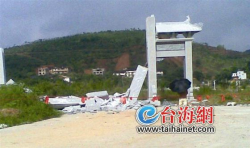 福建龙岩一牌楼竣工一周后倒塌工程造价48万(图)