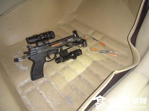 遭遇堵截盗狗贼拿出弓弩民警拔枪警告吓呆两贼图