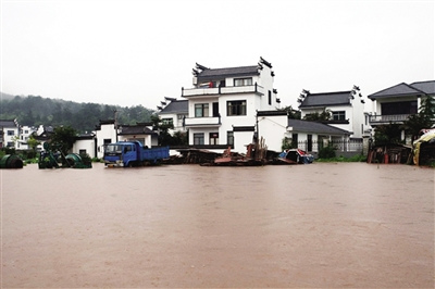 安徽休宁遭暴雨袭击民房被洪水围成“孤岛”(图)
