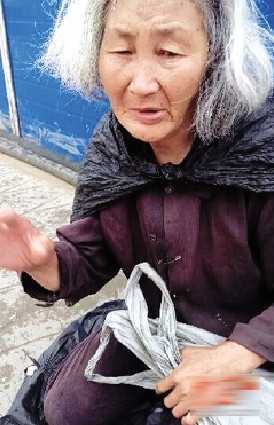洛阳“洪七公”惊曝网络上披浴巾下穿红裙(图)