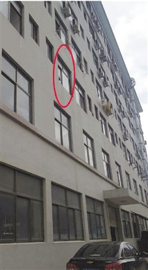 16岁少女凌晨厕所产子将男婴抛下三楼当场摔死(图)