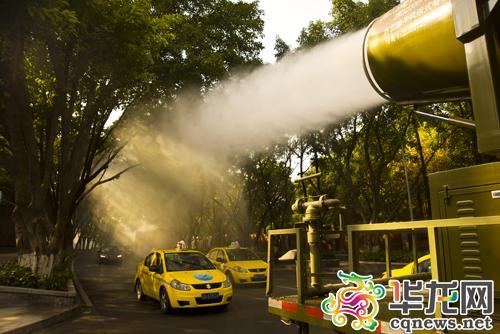 重庆现“大炮”抑尘车射程达100米可360度旋转