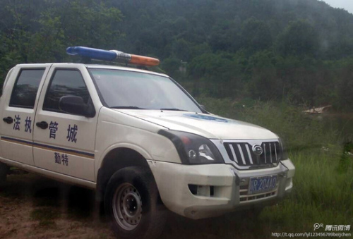 城管开执法车带女友去划船因网友曝光受处罚(图)