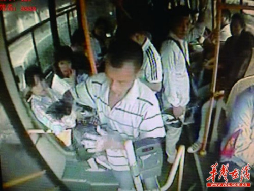 长沙一男子公交上不顾劝阻玩火大妈一掌拍灭(图)