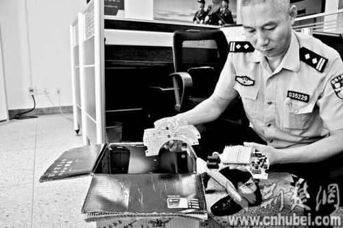 男子乘公交赌气说带炸药包两层乘客一分钟跑光(图)