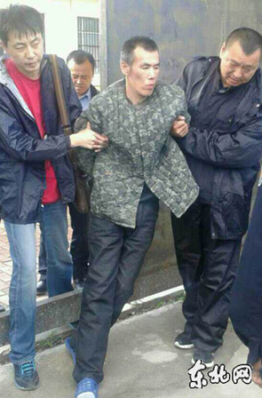 黑龙江杀警越狱案嫌犯王大民被押解回延寿看守所图