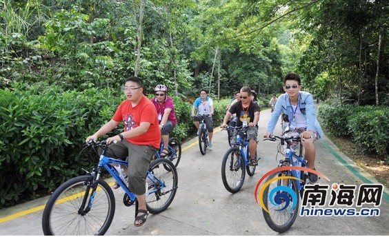网媒记者万宁兴隆绿道骑行享骑行“瘾”大喊爽