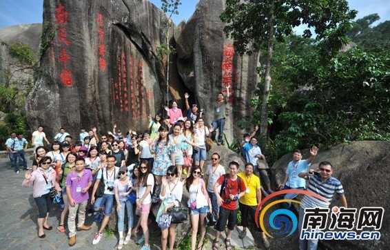 网媒记者赏东山岭摩崖石刻参加祈福法会