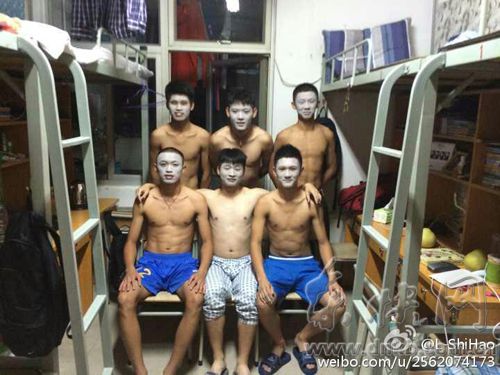 福师大6名男生半夜裸身敷面膜拍照网友:也是醉了(图)