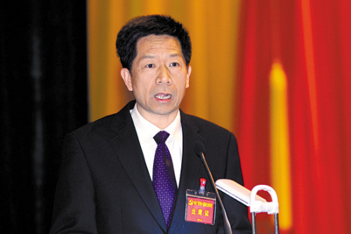 前长期在广州工作,曾经在高校任教,后在黄埔区,越秀区,花都区担任要职