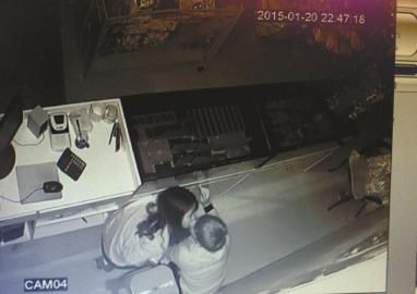 鸳鸯大盗夜闯饰品店盗窃得手后热吻“庆功”(图)