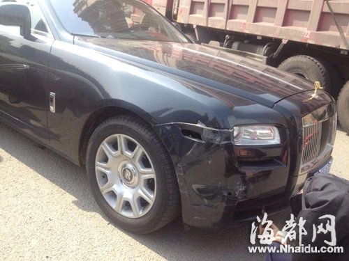 福州女司机撞劳斯莱斯叫朋友开玛莎拉蒂救场(图)