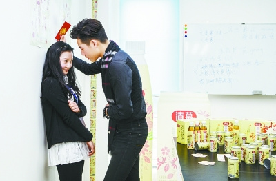 �人�������ս����ϰ���˧����ŮԱ������ס���ͼ��