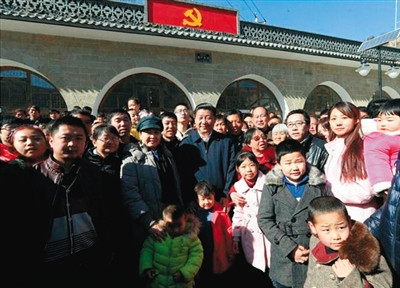 习近平重回延安插队村庄送年货探窑洞吃酸菜(图)