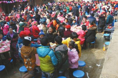 村干部给留守儿童当“保姆”父母返乡摆酒谢恩(图)