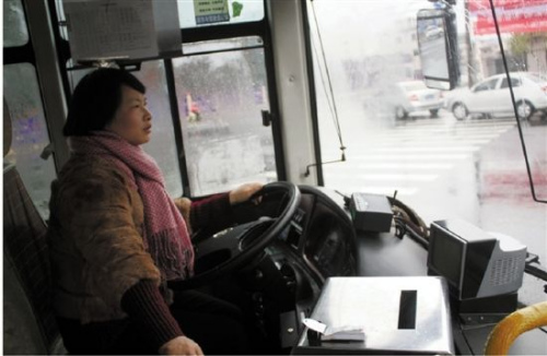 女子砸碎公交车玻璃女司机狂追一千米将其拿下(图)