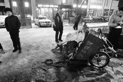 辽宁一环卫工人傍晚扫雪被私家车撞飞生命垂危(图)