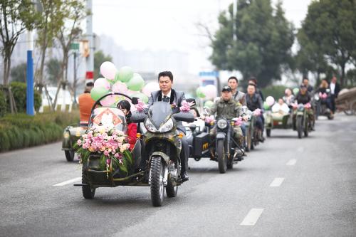 温州一新郎用10辆边三轮摩托车迎亲人气爆棚(图)
