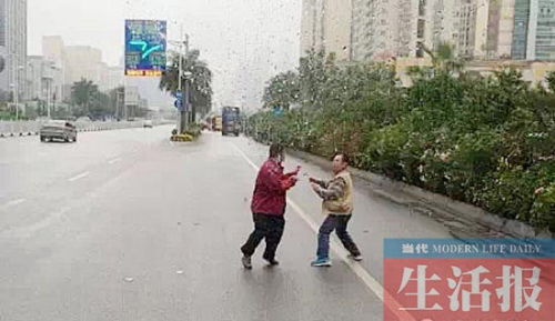 俩司机疑因抢道当街“空手对决”网友:架势挺专业