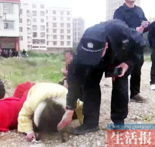 ��Ů��ͽ��ץ��̬�ٳ���װ�ε�����ͷ����ӣ�ͼ��