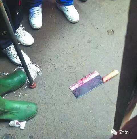 女子用菜刀砍死乞丐 市民趁其不备将其制伏(图)