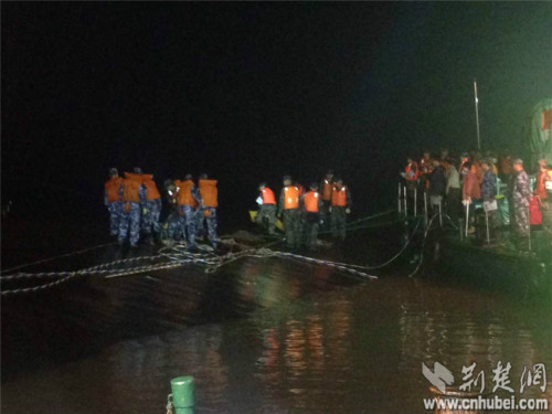 “东方之星”救援工作彻夜进行今晨准备船体扶正(图)