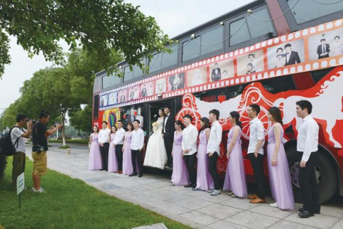 温州一男子租公交车当婚车称经济实惠还拉风(图)