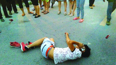 网传小伙车祸后倒地无人理打120自救当事人否认图
