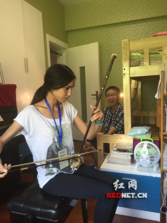 拉二胡听浏阳河吃坛子菜“汉语桥”选手领略湖湘风韵