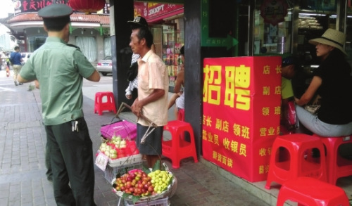 ���ϳ�ɳ���¹棺��ǰ���˰�̯����̯����������ͼ��