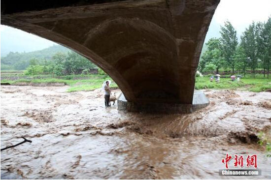 暴雨致河南安阳3水库同时泄洪 滞洪区数万群众转移