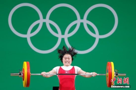 女子举重63公斤级决赛 朝鲜选手“怒发冲冠”