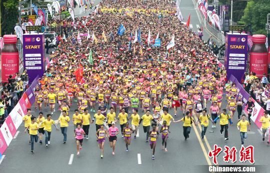 上海浦东国际女子半程马拉松开跑 姚明亮相