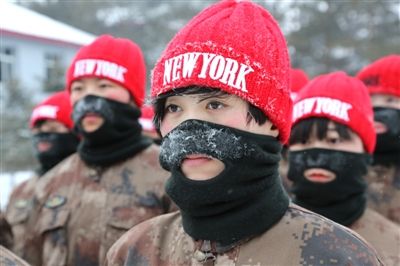 女兵冒零下30℃严寒进行军事训练