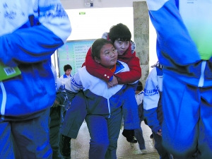 15��Ů��ÿ�챳����ͬѧ��ѧ 8��û��һ�ÿ�(ͼ)