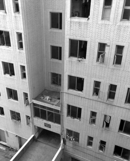 大学男生因宿舍太热睡阳台 睡姿被偷怕走红网络