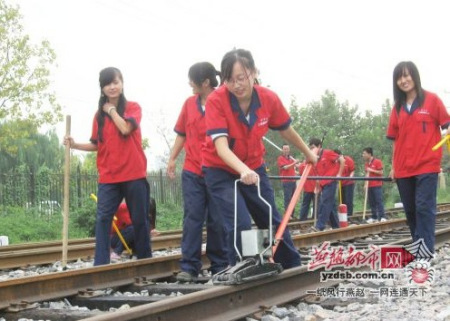 ������ѧУ԰����200����·У����Ϊ����ʵѵ