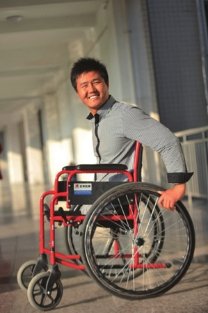 男生高位截肢坚强求学成绩优秀成迷途学生导师