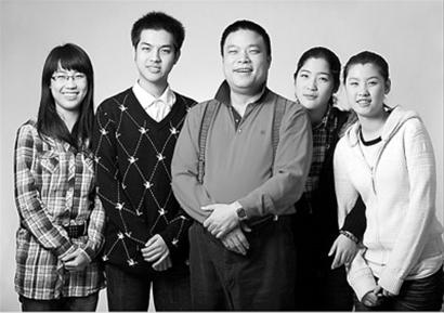 "狼爸"再掀家庭教育论辩 称谩骂非理念探讨途径